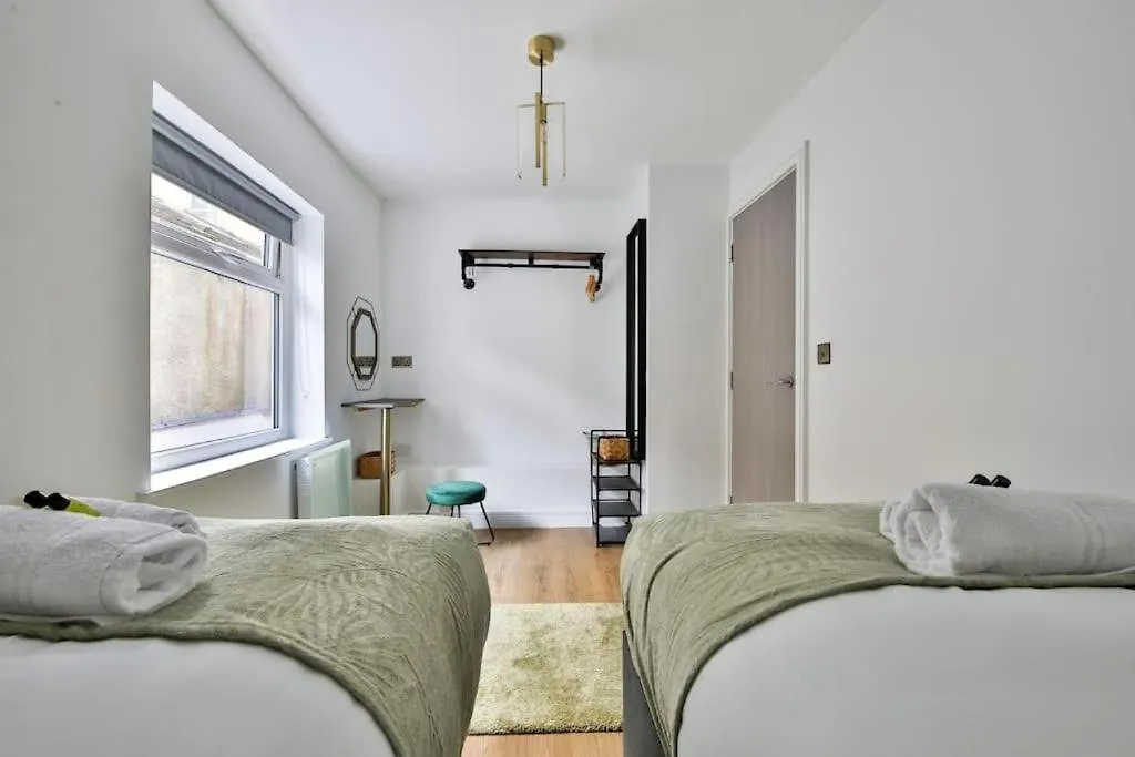 Stunning 2 Bedroom Flat With Private Parking Cardiff Apartment