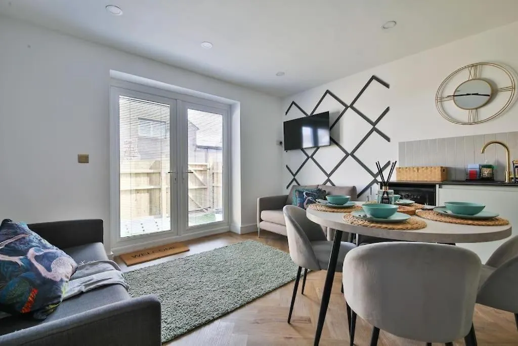 Stunning 2 Bedroom Flat With Private Parking Cardiff Apartment