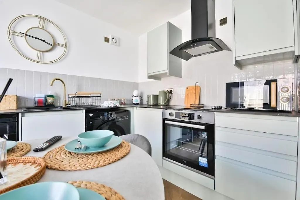 Stunning 2 Bedroom Flat With Private Parking Cardiff Apartment