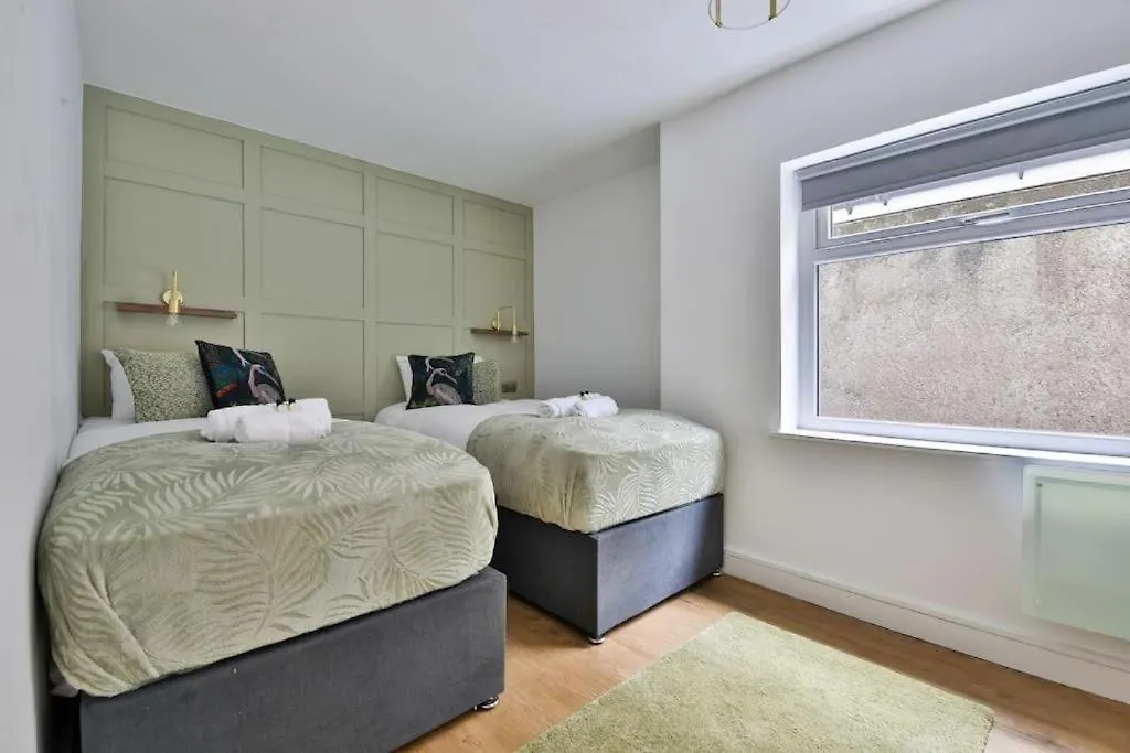Stunning 2 Bedroom Flat With Private Parking Cardiff 0*,