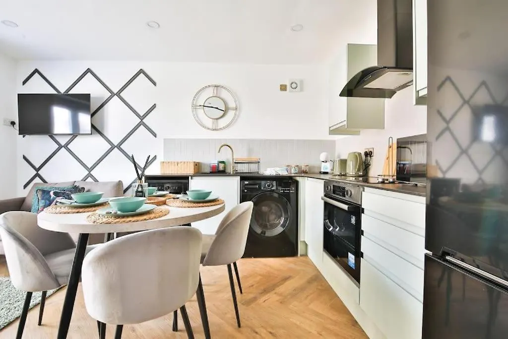 Stunning 2 Bedroom Flat With Private Parking Cardiff