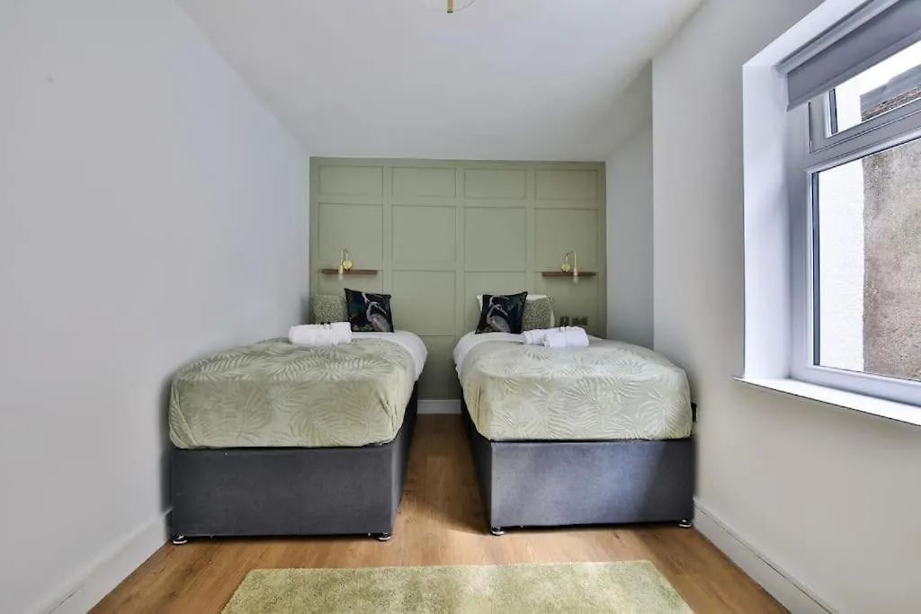 Stunning 2 Bedroom Flat With Private Parking Cardiff 0*,  United Kingdom