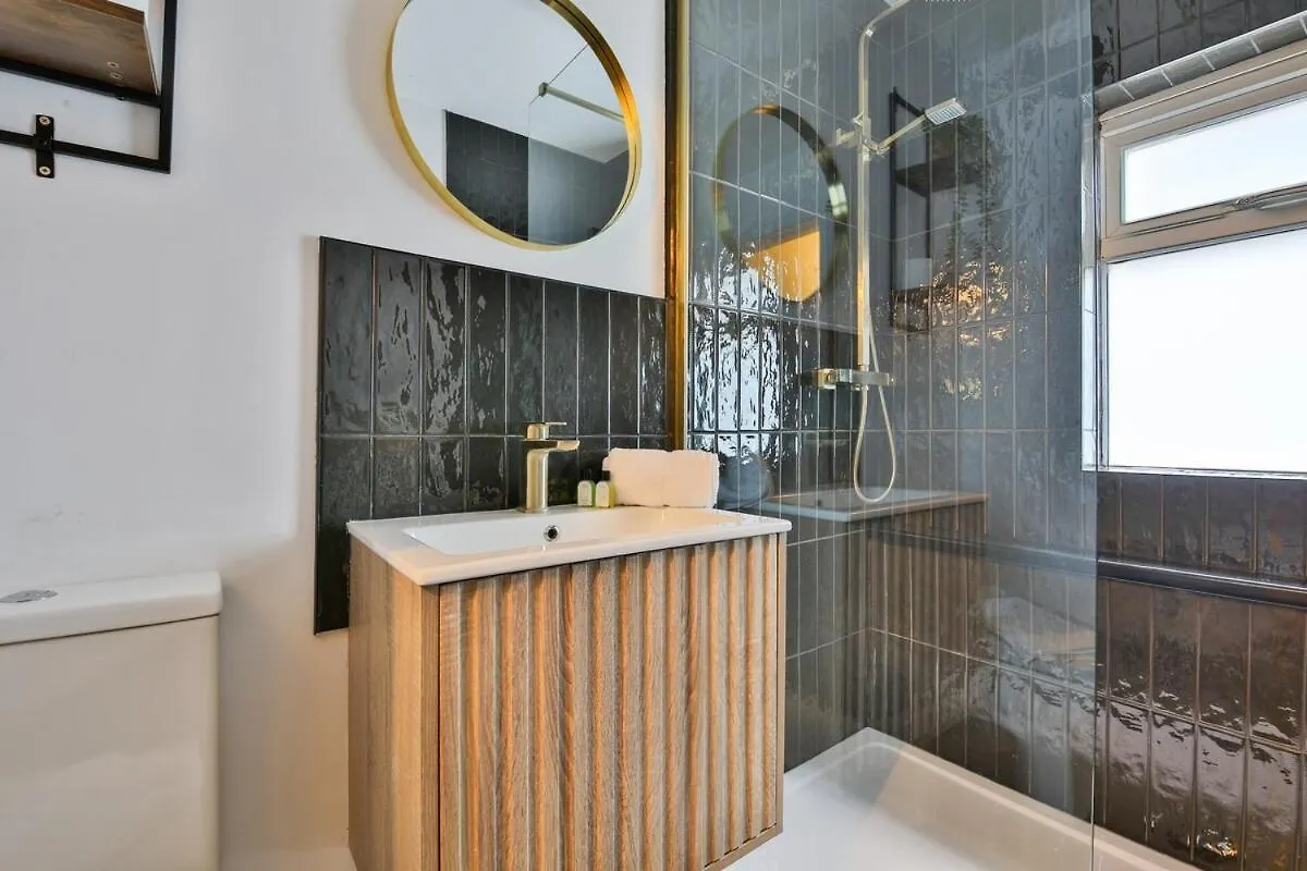 Apartament Stunning 2 Bed With Private Parking, Wifi & Coffee