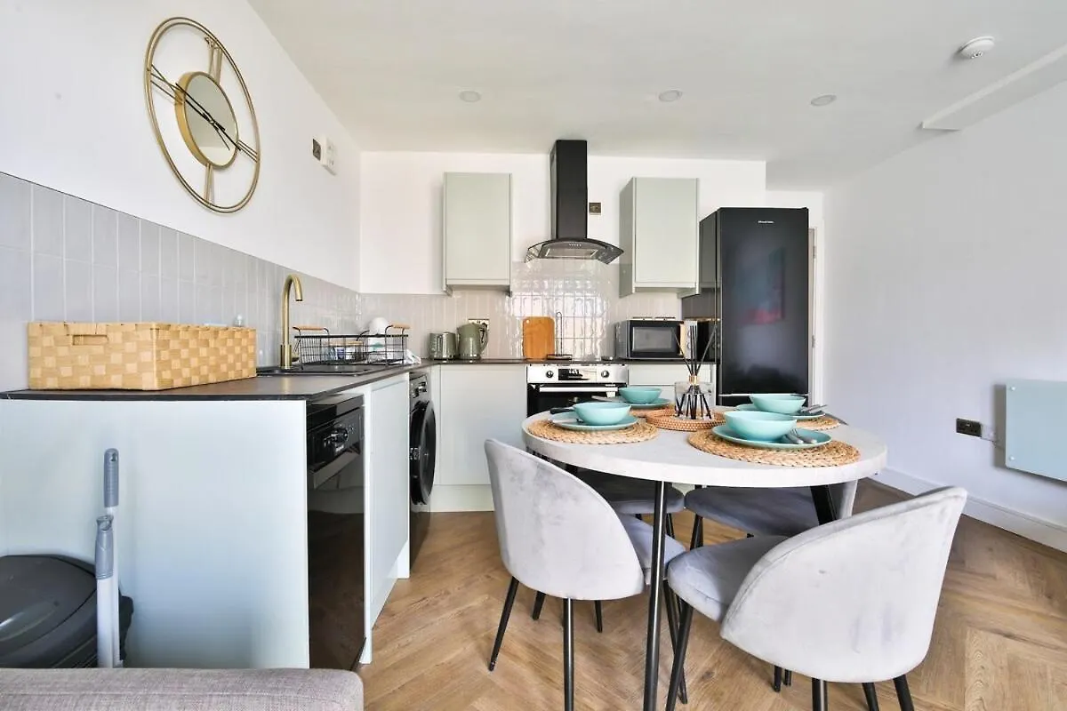 Stunning 2 Bed With Private Parking, Wifi & Coffee 0*, Cardiff