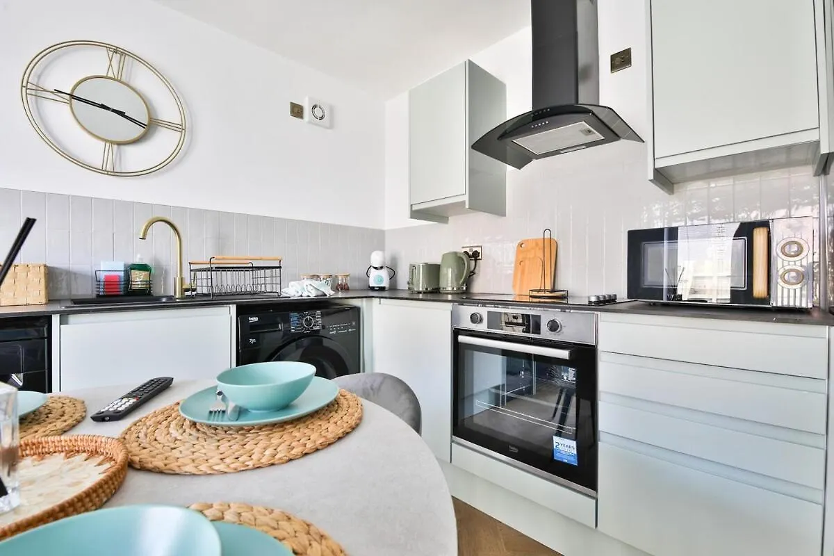 Stunning 2 Bed With Private Parking, Wifi & Coffee Apartament