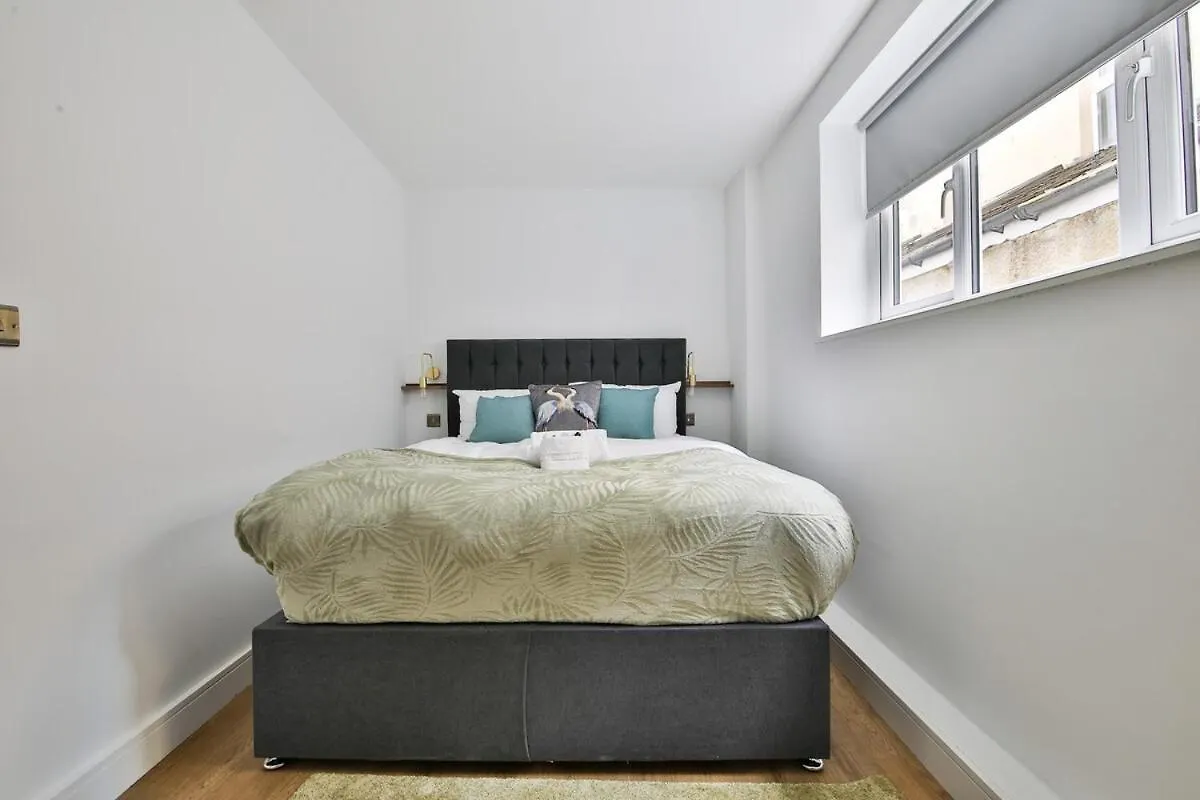 Apartament Stunning 2 Bed With Private Parking, Wifi & Coffee