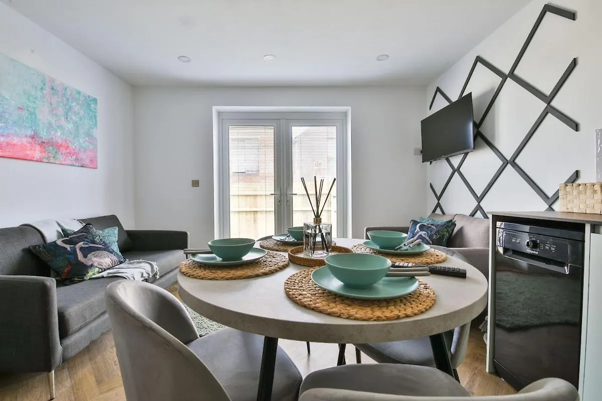 Stunning 2 Bed With Private Parking, Wifi & Coffee