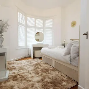  Apartment Spacious Pontcanna Apartment, Driveway Parking & 10 Min To Centre