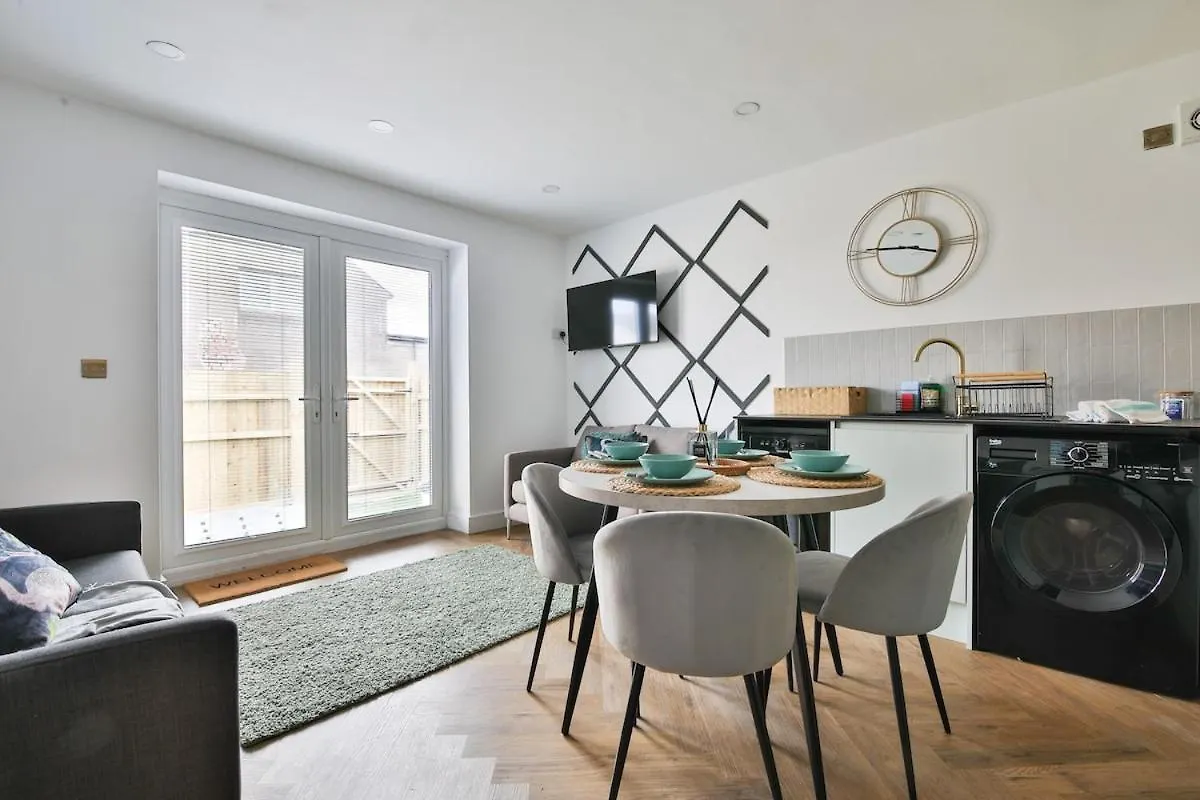 Stunning 2 Bed With Private Parking, Wifi & Coffee location
